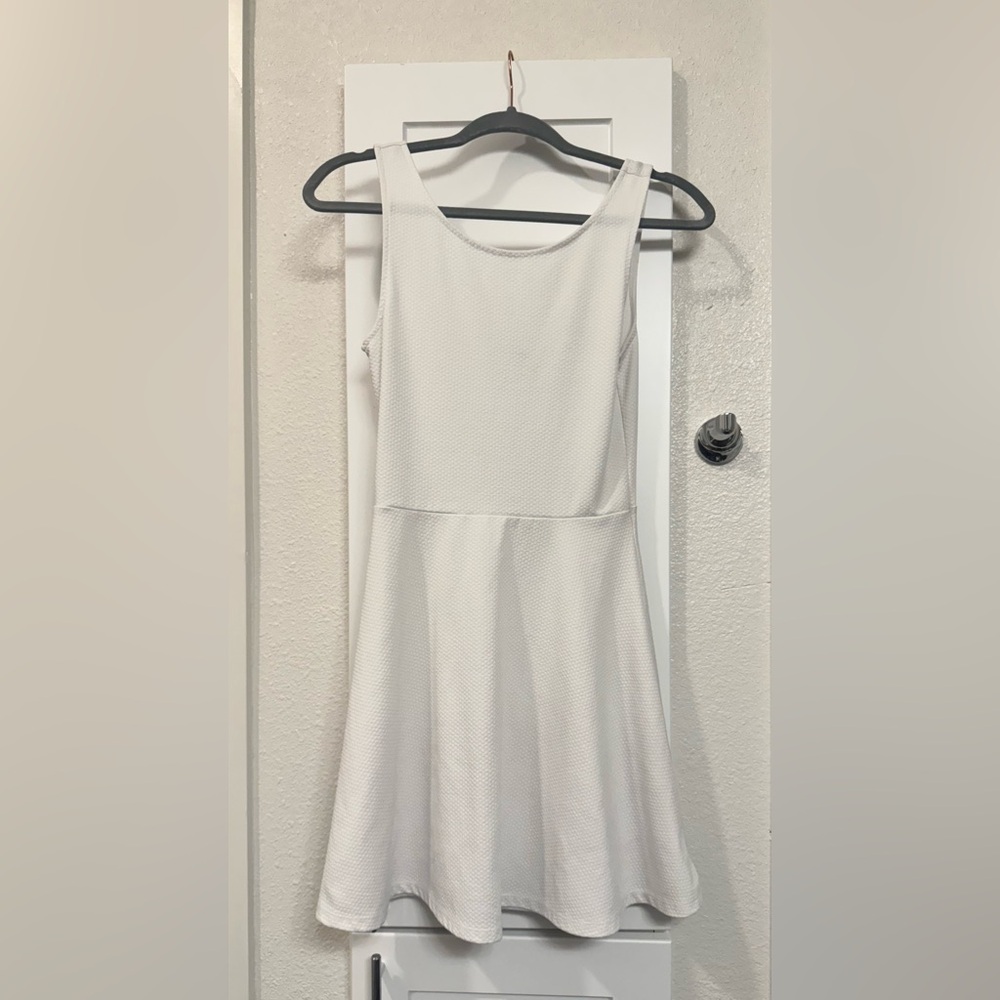 H&M White Fit & Flare Dress w/ Back Cutout | Size 6 🤍✨
